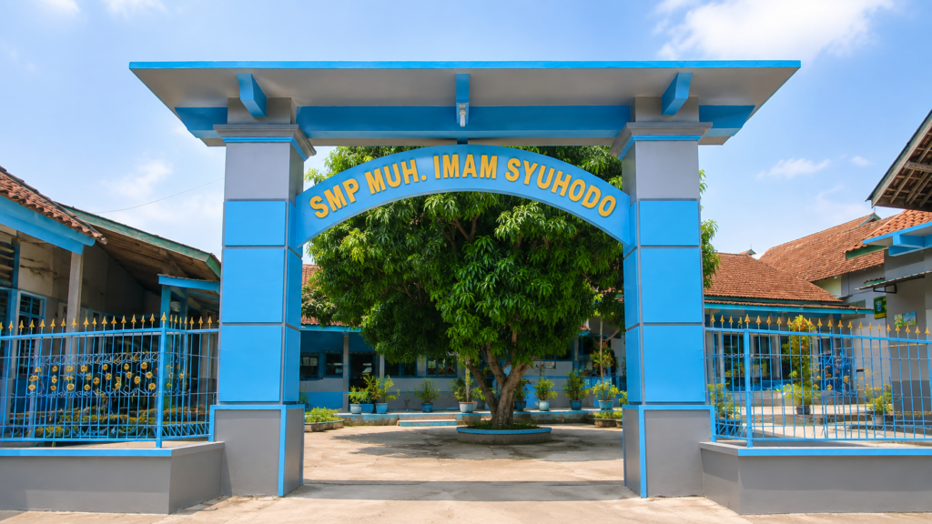 Gerbang SMP biru