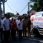 Wujud Kepedulian Sosial, RS PKU Muhammadiyah Sukoharjo Salurkan 20 Tangki Air Bersih dan 100 Paket Sembako di Weru